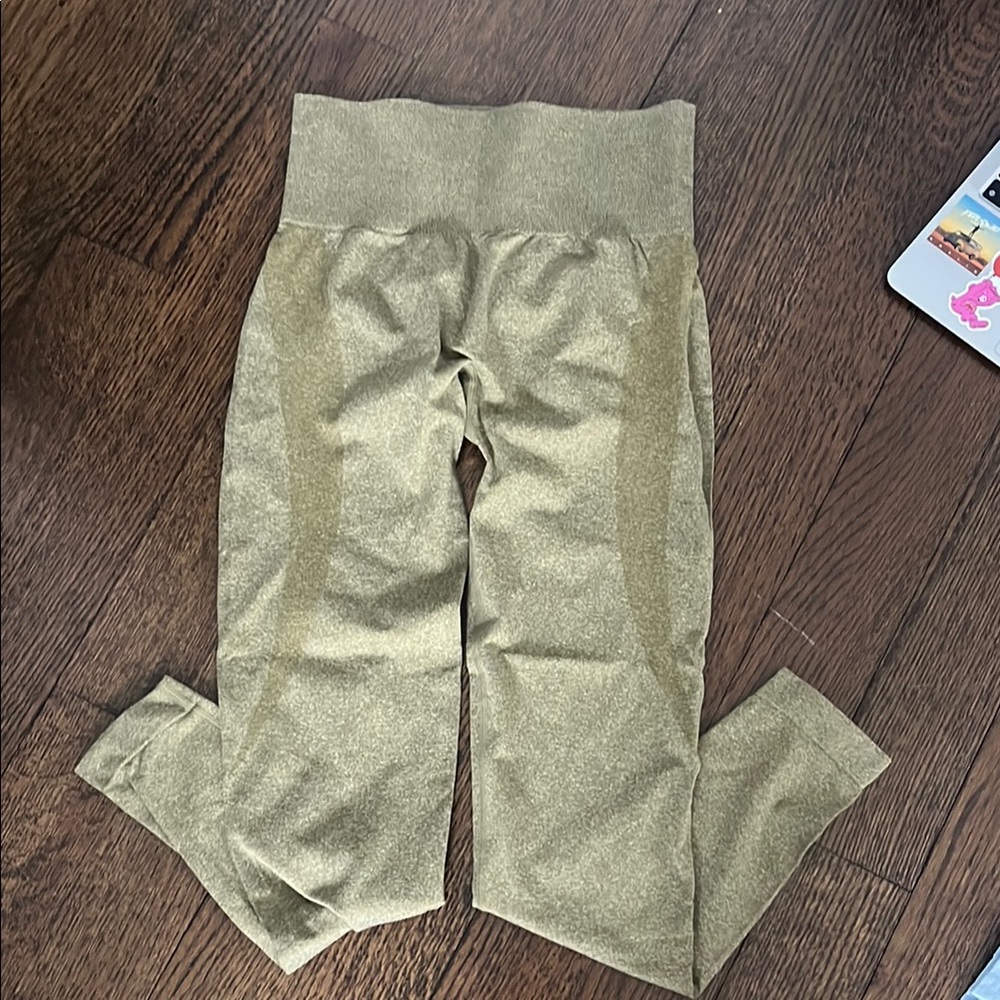 Light Sage Green Leggings with High Waistband and Seamless Design